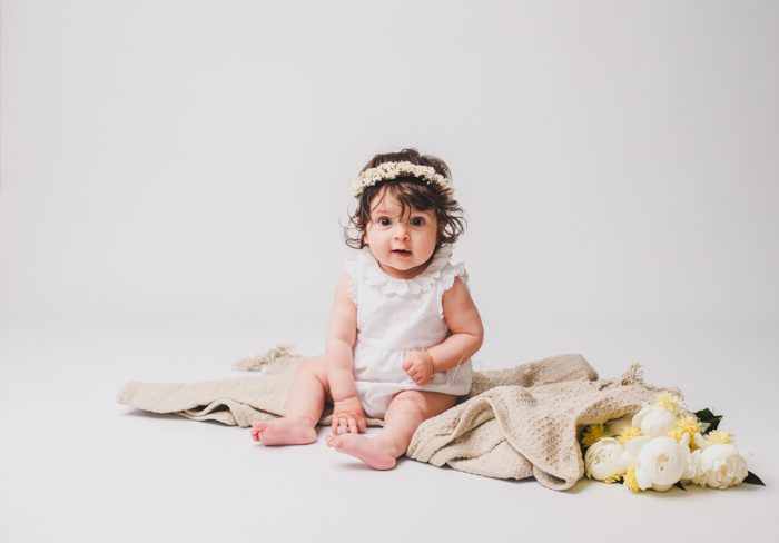 seance photo sitter bébé assis blanc
