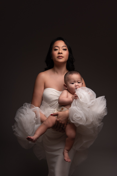 Portrait artistique d’une mère tenant son bébé lors d’une séance photo Maman et Moi en studio, en Île-de-France.