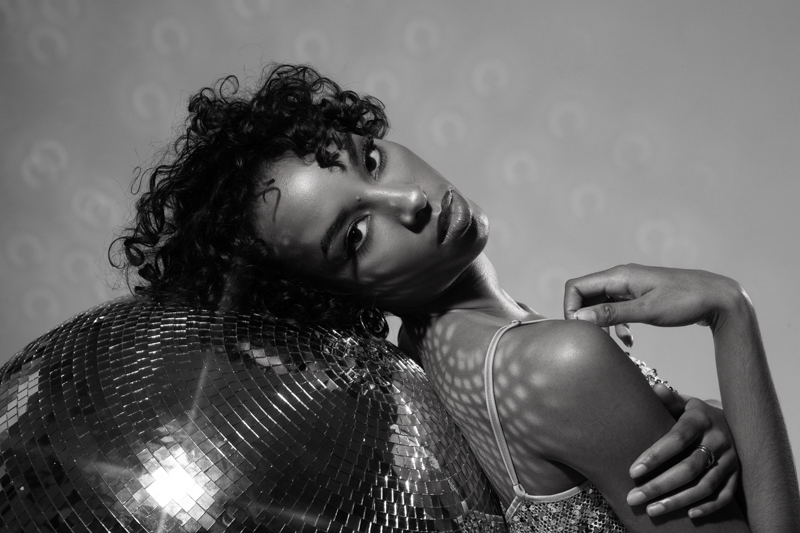 Shooting créatif femme, style éditorial