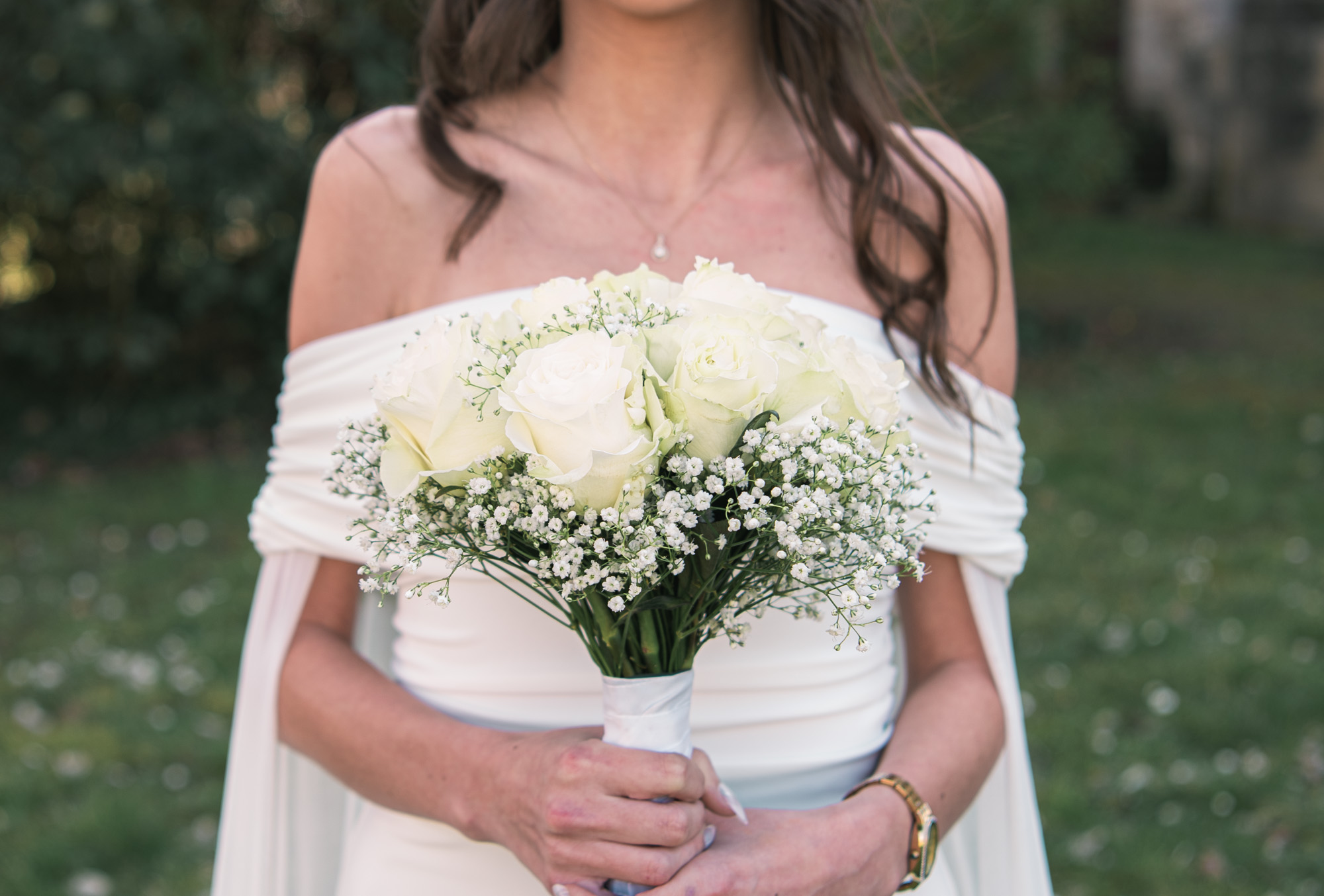 Bouquet de fleurs blanches tenu par une mariée lors d’un mariage intimiste en Île-de-France.