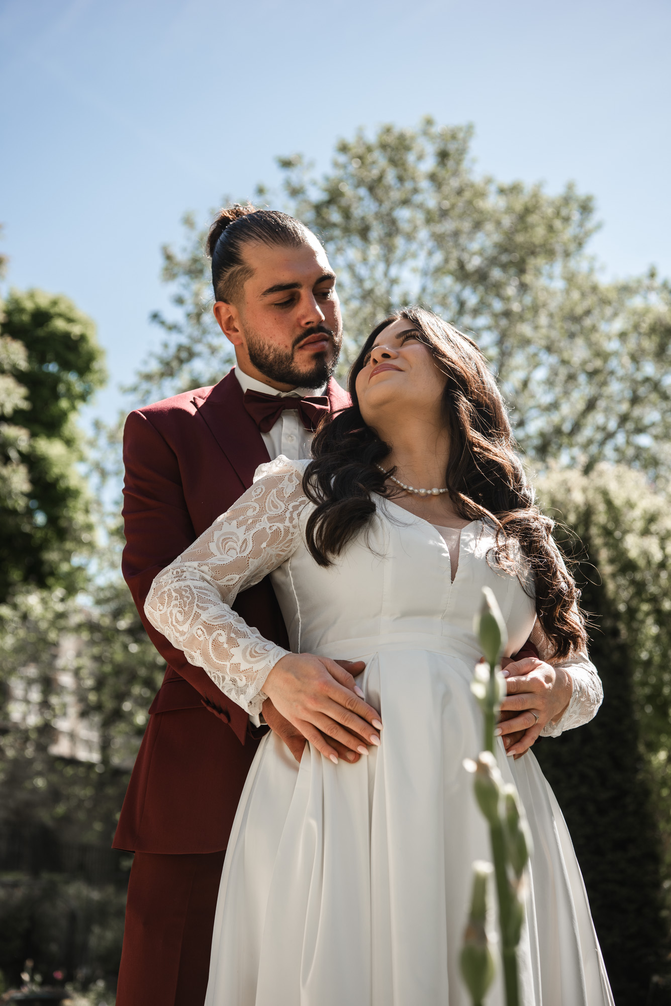 Les mariés enlacés lors d’une séance photo de couple après leur mariage civil en Île-de-France