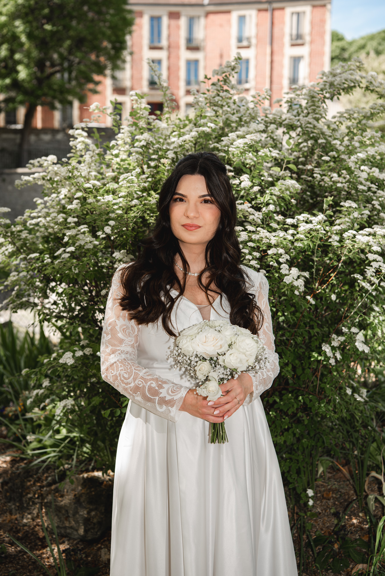 en extérieur
Portrait naturel d’une mariée tenant son bouquet lors d’un mariage en Île-de-France